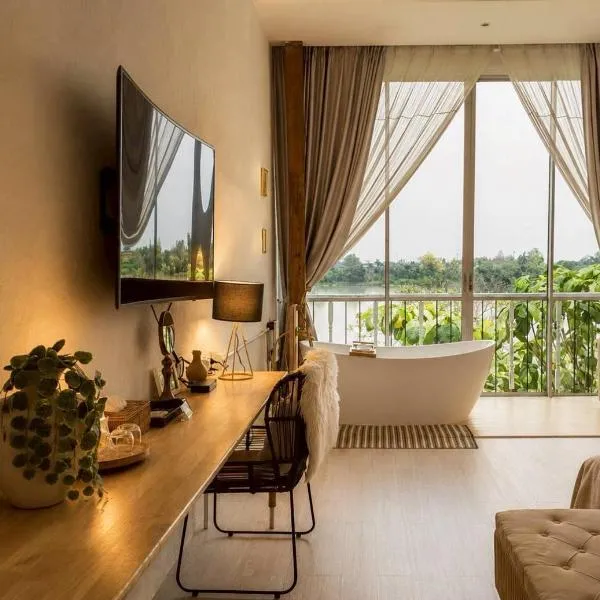 White Wall Riverfront Hotel，位于甘烹碧的酒店
