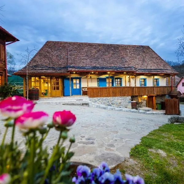 Székelyföld ,Siklódi Kő Vendégház, Tornácosház，位于Şiclod的酒店