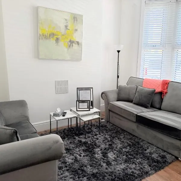 The Cosy Nest Modern - 3BR House - Sleeps 7 - Near City Centre - STARLINK Wi-fi，位于利物浦的酒店