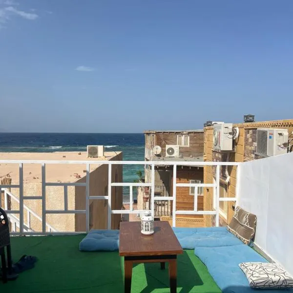 Zalooma House I Beachfront Hostel Dahab，位于达哈布的酒店