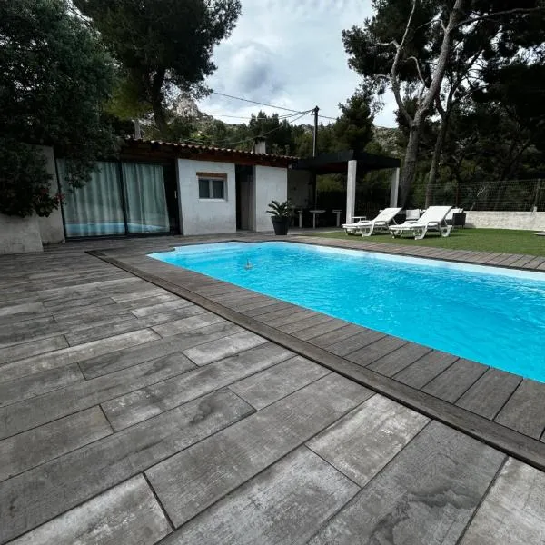 En Plein cœur des calanques à 800 m de la mer hébergement avec Piscine Exclusive，位于乐罗夫的酒店