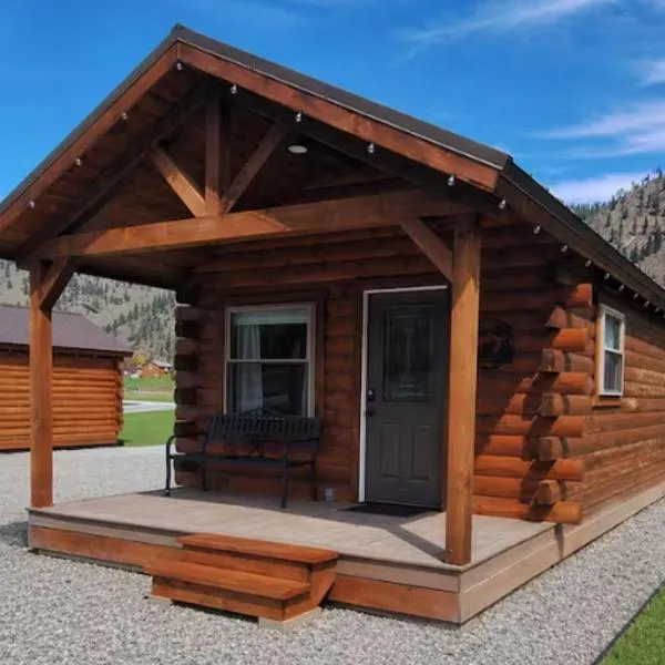 Micham's Clark Fork River Retreat - River Front, Mountain View, Fire Pit - Cabin 1,位于Superior的酒店