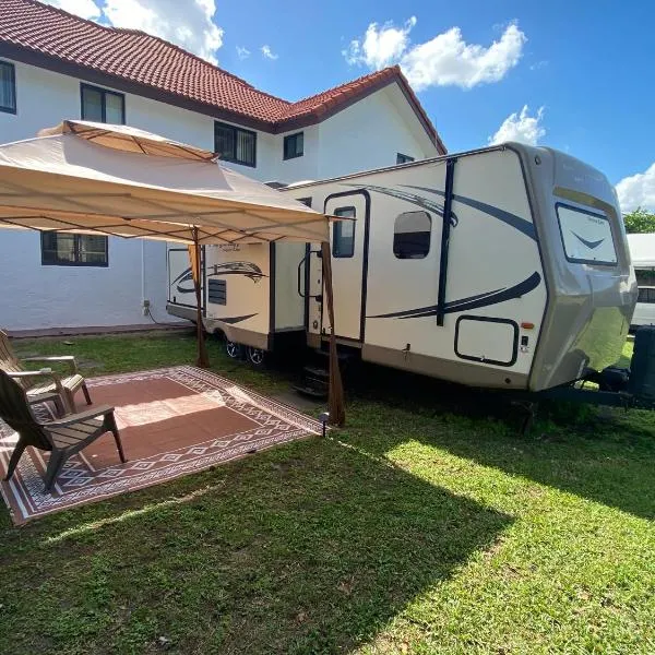 Cozy Camper with Private Entrance - Free Parking，位于迈阿密的酒店