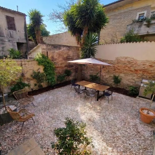 Appartamento piano terra con giardino，位于法诺的酒店