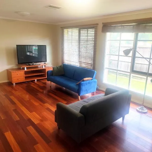 Spacious and cozy home next to Glen Waverley，位于南万提那的酒店