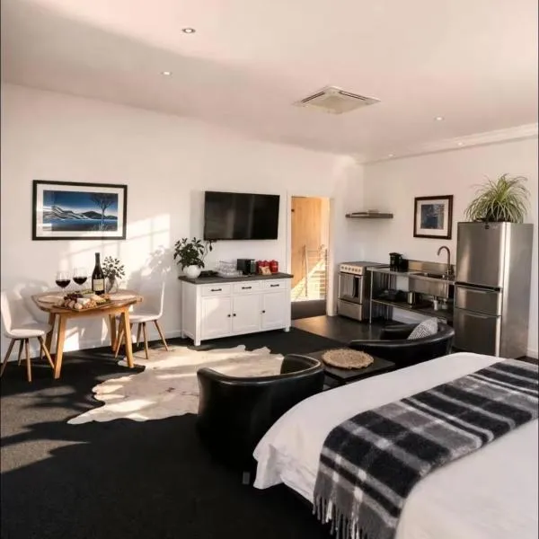 Studio 5- Stylish Stay with Mountain Vista，位于Albert Town的酒店