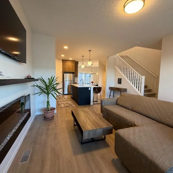 Beautiful New House in Alpine Park, Calgary，位于卡尔加里的酒店