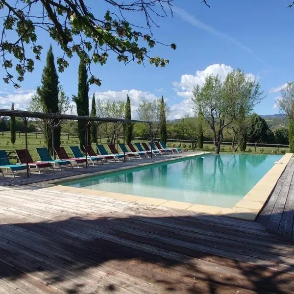 Les Maisons De Chante Oiseau, Maisons, Lodges, Tentes et Cabane，位于Sigonce的酒店