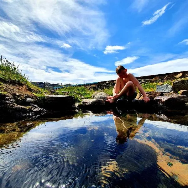 Hótel Laugarhóll with natural hot spring，位于Laugarholl的酒店