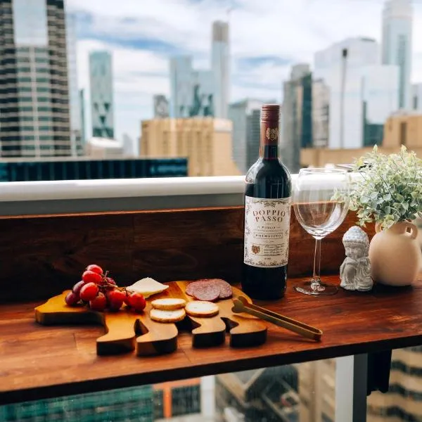CN Tower & lake view 21st Floor Downtown Toronto Condo with rooftop pool，位于多伦多的酒店