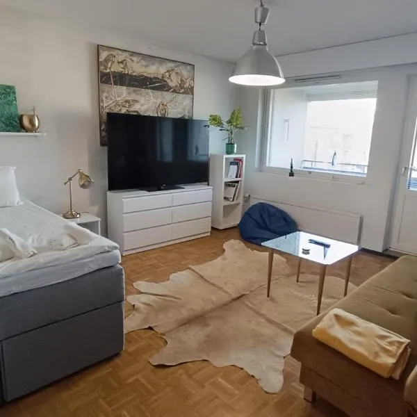 Large Private Room with Glass balcony " Shared Apartment" in Tikkurila Near Helsinki Airport & 24 hours train & bus Bars, restaurants, cafés and supermarkets are all within walking distance- room only，位于万塔的酒店