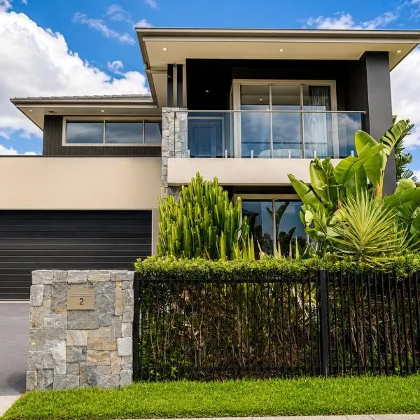 Luxury 4BR Retreat with Pool & Private Spa Bath，位于Marsden Park的酒店