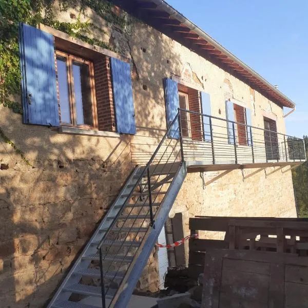 Chambres D'hôtes Les Noisetiers,位于Saint-Martin-Lestra的酒店