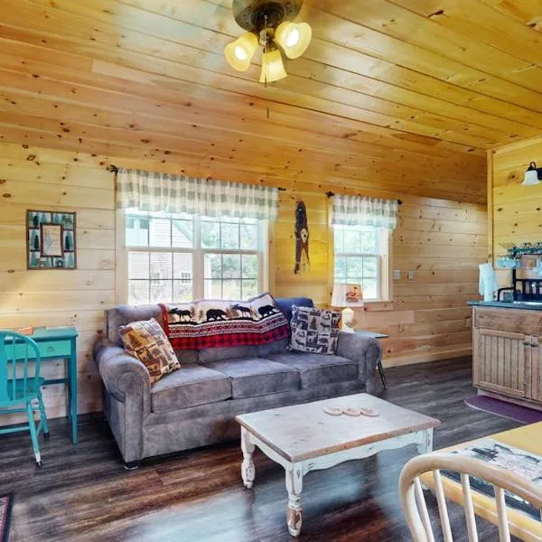 Acadia Lights Cabin，位于Sullivan的酒店