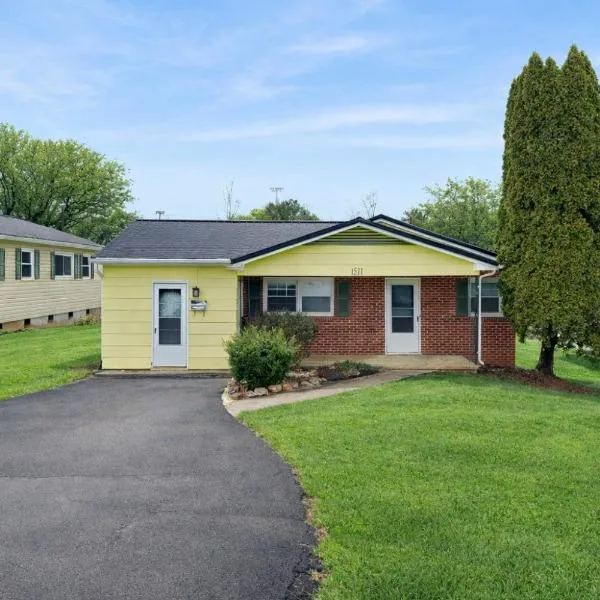 Centralized Modern Home in Johnson City，位于约翰逊城的酒店