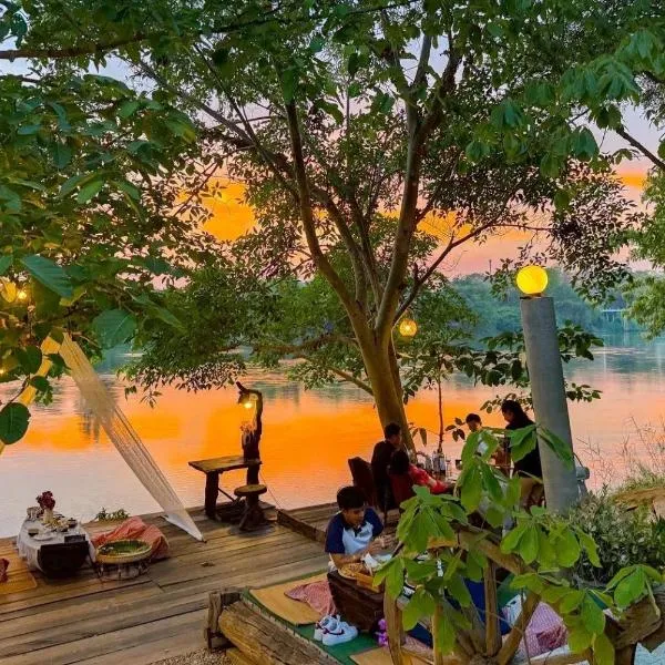 The Antique Riverside Resort，位于Ban Pong的酒店