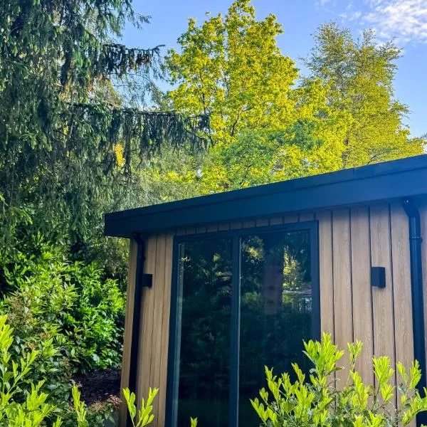 Leo l Tiny House l Panterprint, buitenbad, airco, speeltuin, bostuin，位于伊皮的酒店
