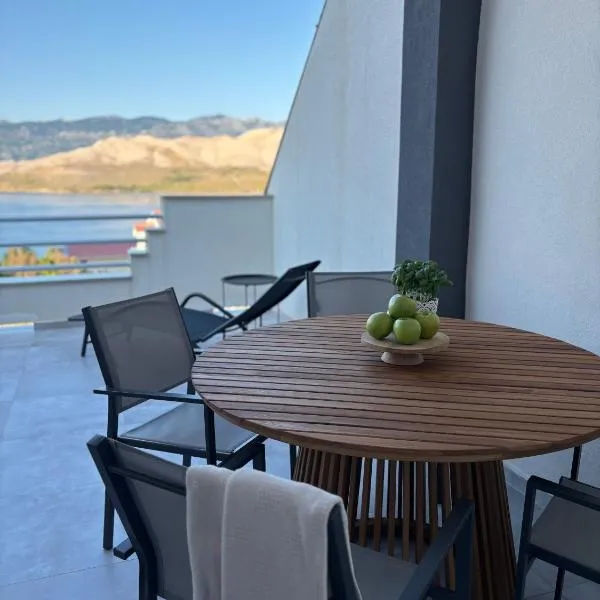 Modern Panoramic Sea View Apartment with Large Terrace，位于帕格的酒店