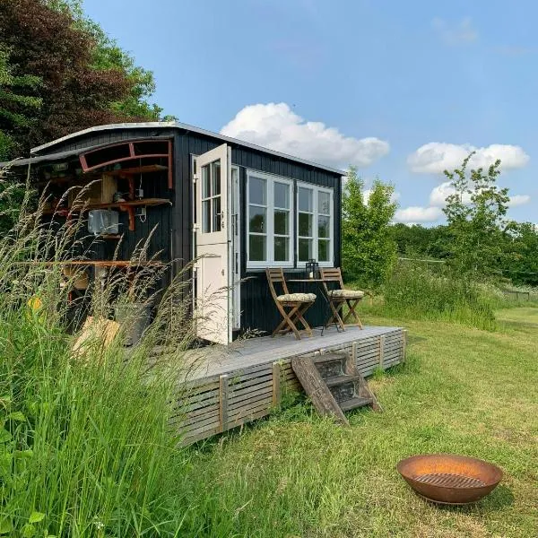 Shepherd's Hut With Lake View In Ollerup，位于Vester-Skerninge的酒店