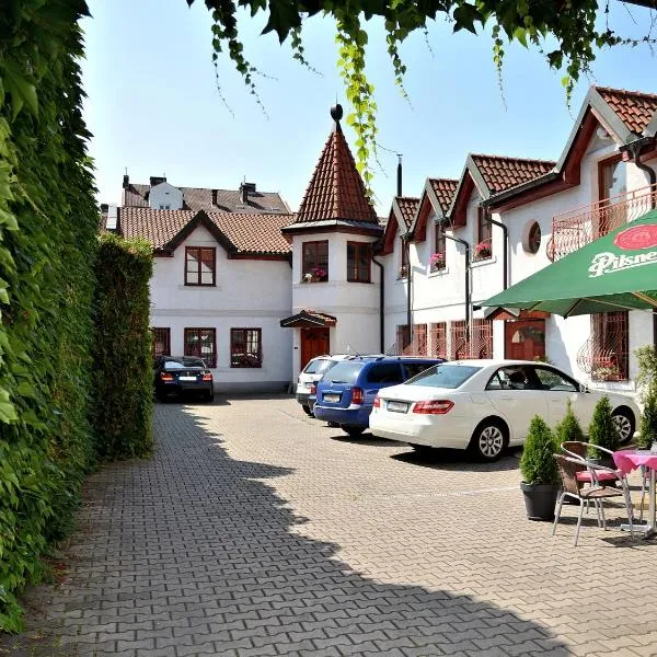 中庭酒店，位于Srnojedy的酒店