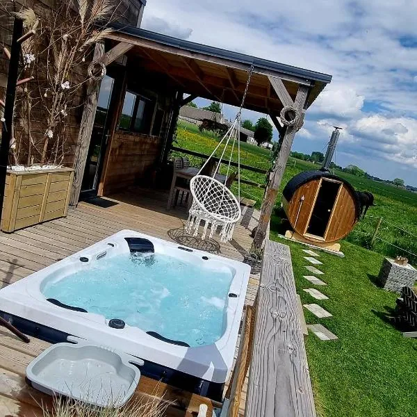 Tiny housse serenity avec jacuzzi et piscine，位于Tinlot的酒店