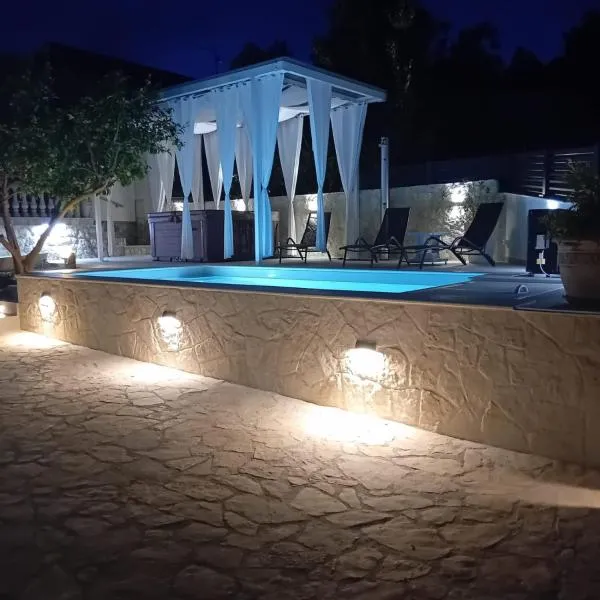 Villa Roko - Luxury Villa 60m from beach!，位于泽德瑞拉克的酒店