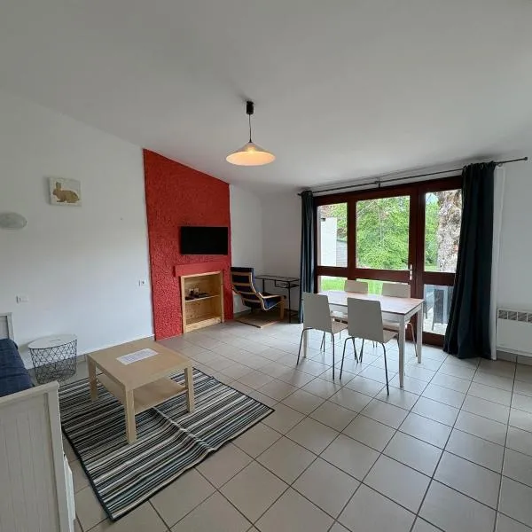 Gîte au bord du lac - Terrasse & calme - 4 pers，位于Saint-Rémy-sur-Durolle的酒店