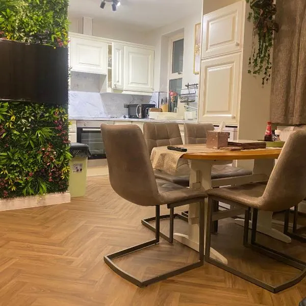 Holiday home with 3 double bedrooms all En-suite,位于克雷文阿姆斯的酒店