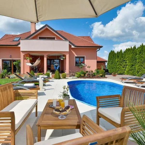 Luxury Villa Apartment - Private Jacuzzi & Sauna，位于Črnec Biškupečki的酒店