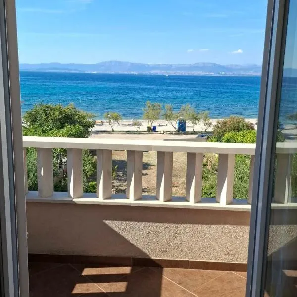 Apartments Zvone,place by the sea，位于米尔希的酒店