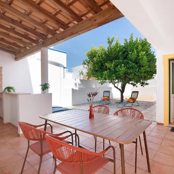 Modern Villa In Olhao,位于Quelfes的酒店