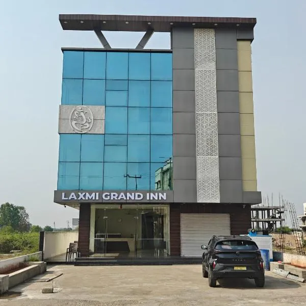 Laxmi Grand Inn，位于Bāsar的酒店