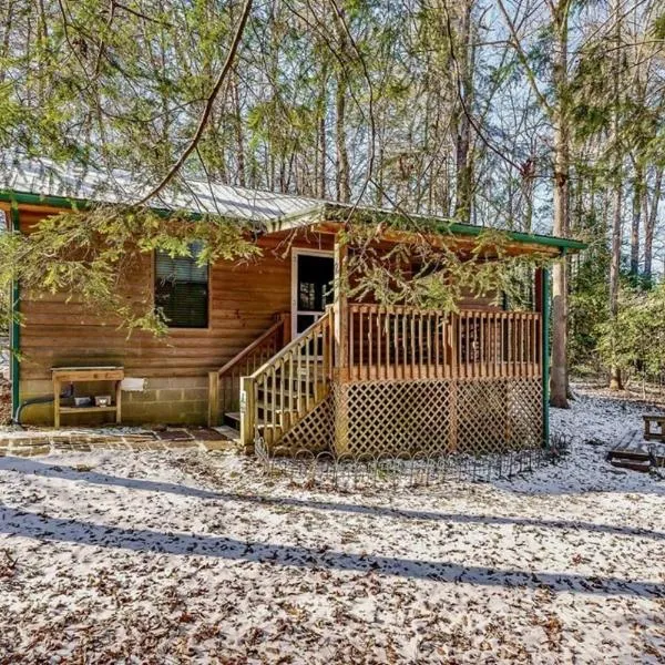 The Holly Cabin near Fall Creek Falls State Park，位于Spencer的酒店