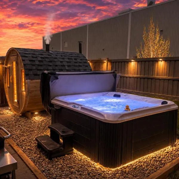 Urban Utopia - Hot Tub - Barrel Sauna - BBQ - Firetable - AC，位于埃德蒙顿的酒店