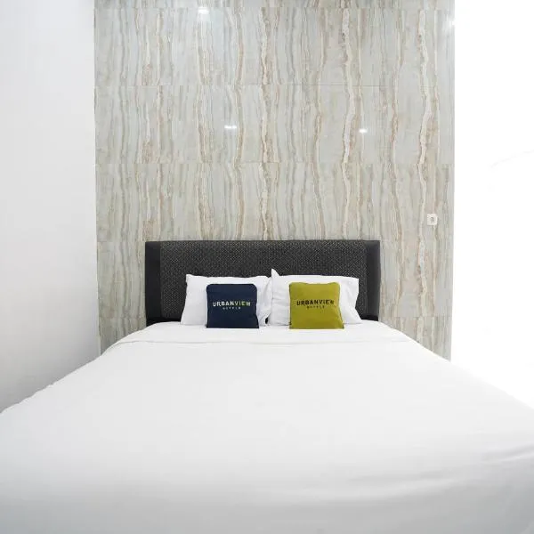 Urbanview Hotel Nimara Ngawi by RedDoorz，位于Ngawi的酒店