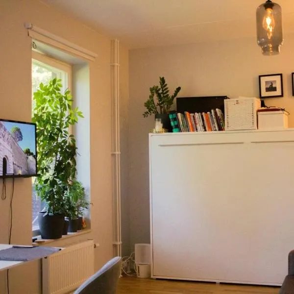 Green Balcony Studio near Metro，位于Norsborg的酒店