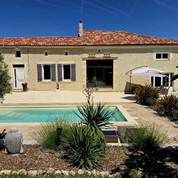 Gîte avec piscine au cœur de la campagne，位于Saint-Aulais-la-Chapelle的酒店