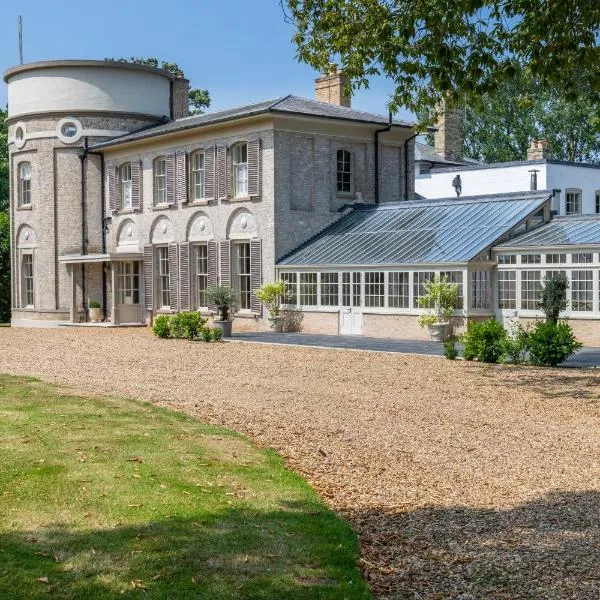 Ormesby Manor House & The Shepherds Huts & Well Lodge，位于Ormesby Saint Michael的酒店