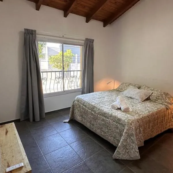 LOS SUIZOS SUITES - Aeropuerto Internacional, Universidad Siglo 21 y Blas Pascal, Sanatorio Allende y Hospital Privado, Estadio Kempes y Chateu, Quorum, Mujer Urbana, Complejo Ferial Córdoba,位于科尔多瓦的酒店