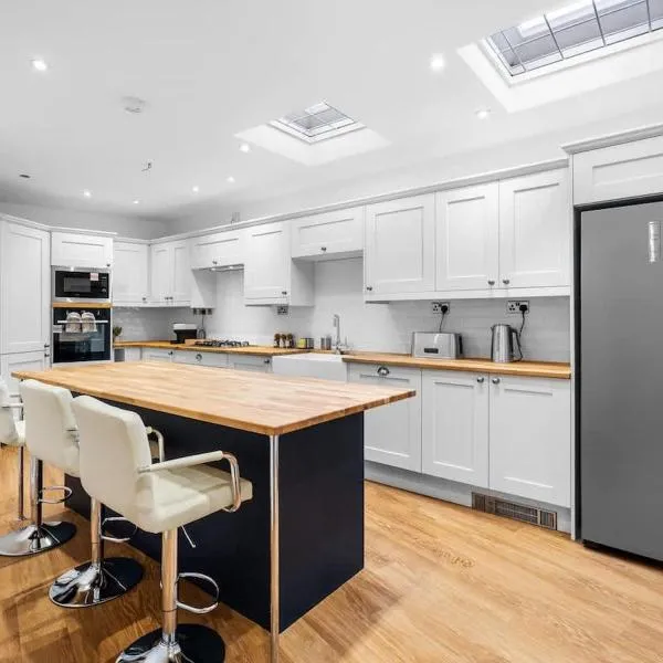 Luxury Grade II Townhouse Jewellery Quarter Sleeps 11 Spa Bathroom Birmingham City Centre，位于伯明翰的酒店