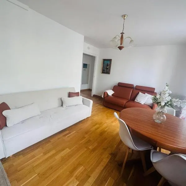 Charming comfortable appartement near the metro in Great location，位于卡尚的酒店