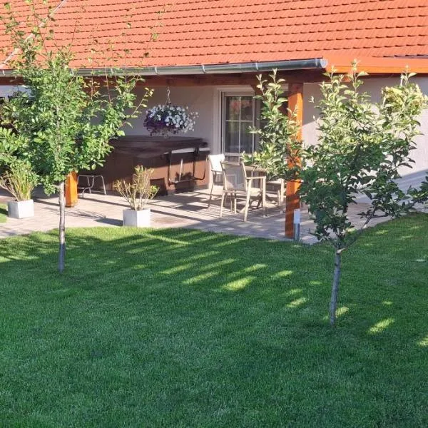 Alpakavendégház，位于Balatoncsicsó的酒店