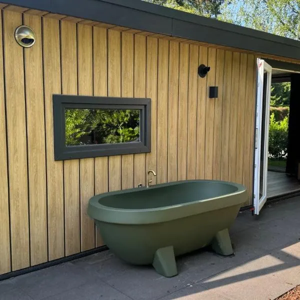 Panterhuis Leo l Tiny House l Buitenbad, airco, speeltuin, bostuin，位于伊皮的酒店