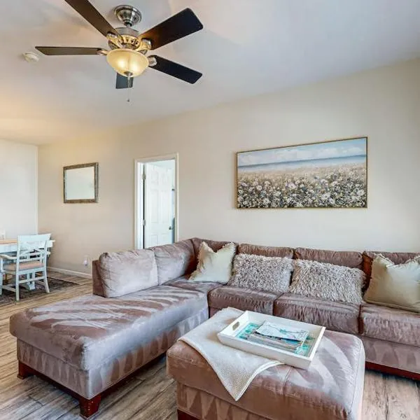 Villas at Bay Crossing - 34670 Villa Circle #2206，位于刘易斯的酒店
