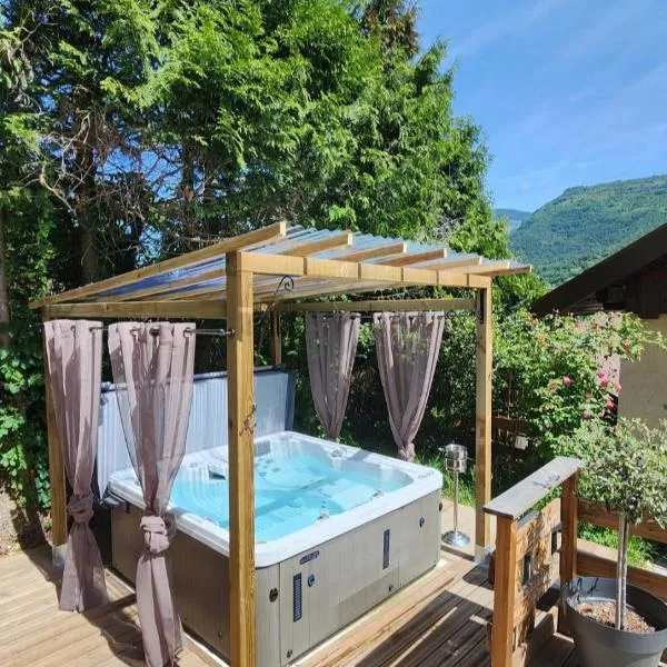 chalet cosy, jacuzzi privé, calme, idéal moto rando vélo，位于Bellecombe的酒店