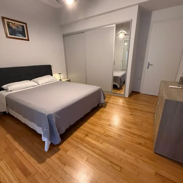 Skyfall with a large balcony and FREE parking in Central Kiato,位于基亚通的酒店