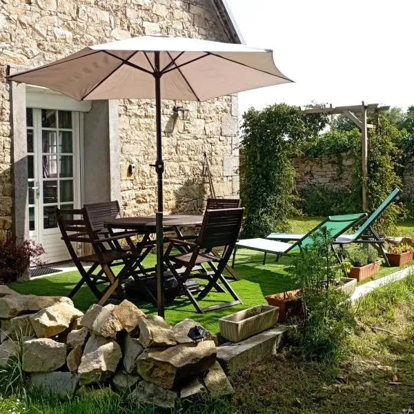 Cottage de charme en pierres à 25 mn de la côte de Granit rose，位于Bégard的酒店