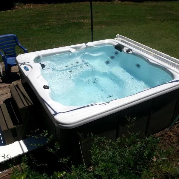 Brise Fraîche de la Montagne-Piscine et Jacuzzi-Appartement Cottage au rez-de-chaussée，位于Le Poujol-sur-Orb的酒店