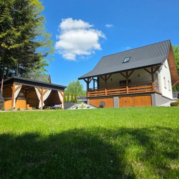 Domek letniskowy Leśne Zacisze- jacuzzi, balia ogrodowa, grill i altana，位于Słopnice的酒店