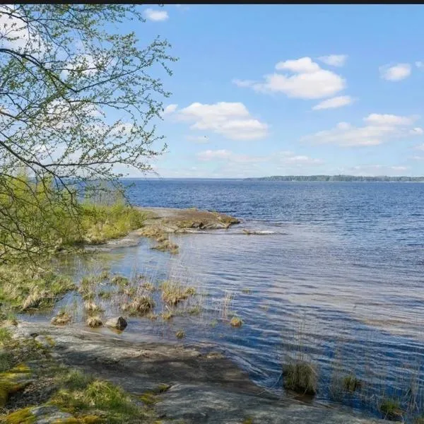 Tiny house with lake view,位于Hammarö的酒店